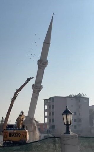 Hatay’ın Kırıkhan ilçesinde ağır hasarlı olan caminin minaresinin yıkılma anı