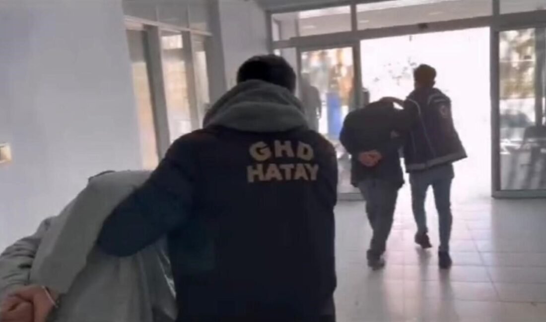 Hatay’da polis ekiplerince durdurulan bir minibüste 31 düzensiz göçmen yakalandı.