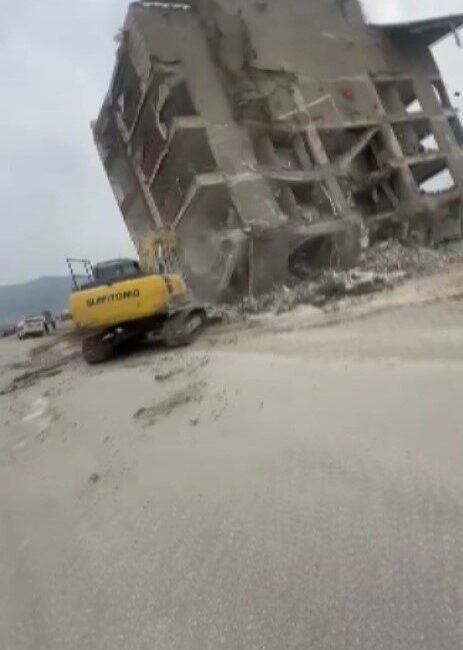 Hatay’ın Defne ilçesinde iş makinesinin darbesiyle 5 katlı binanın yıkıldığı