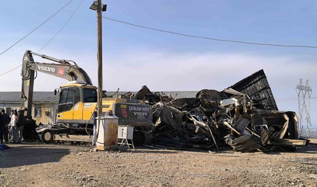Hatay’da alevlere teslim olan şantiye alanındaki konteyner yatakhane kullanılmaz hale