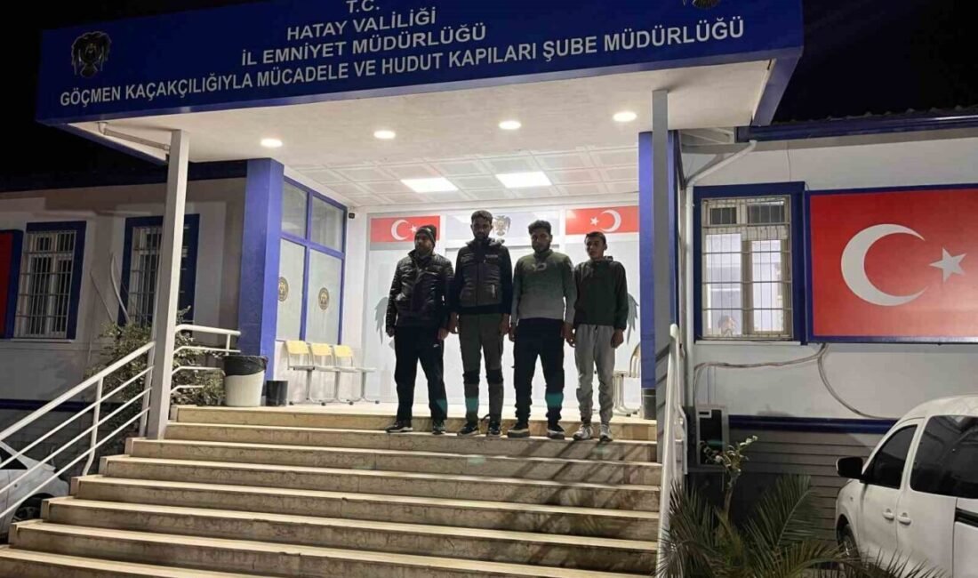 Hatay’da polis ekiplerince durdurulan bir otomobilde 4 düzensiz göçmen yakalandı.