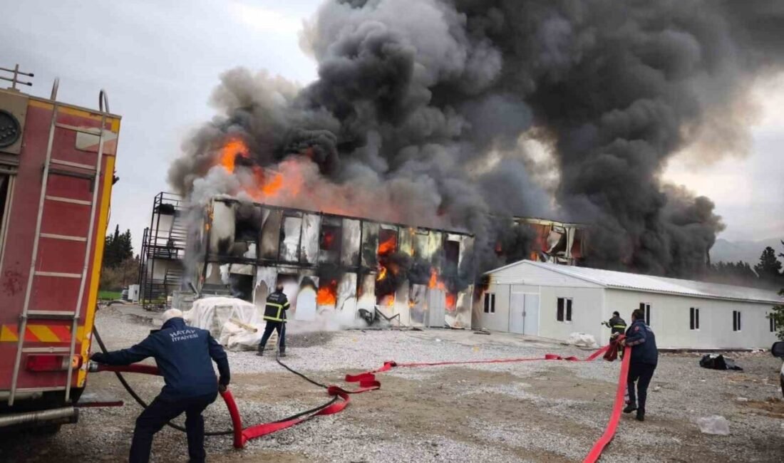 Hatay’da şantiye alanında bulunan konteyner yemekhane alevlere teslim oldu. Küle