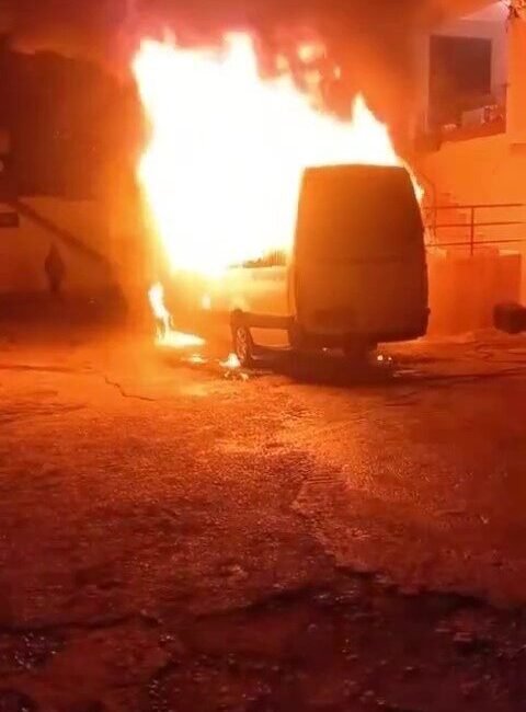 Hatay’ın Arsuz ilçesinde park halindeki minibüs, yanarak kullanılmaz hale geldi.