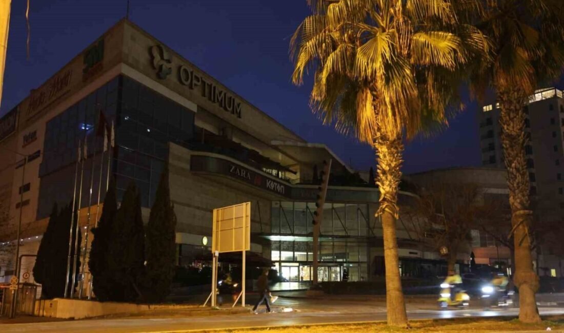 Adana’da bir kişi, alışveriş merkezinde bulunan kuyumcuya havalandırma girip 3