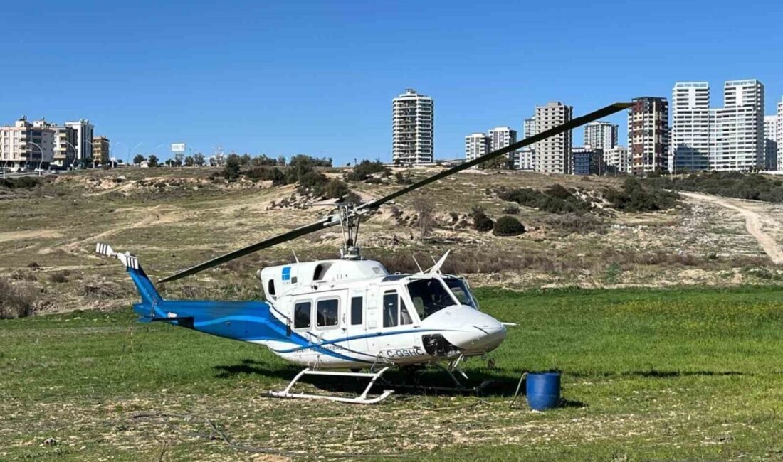 Mersin’in Tarsus ilçesinde boş alana inen bir helikopteri görenler gözlerine