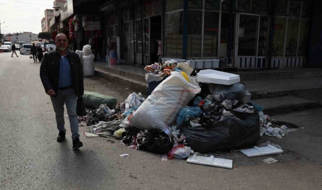 Adana’da Seyhan Belediyesi temizlik işçileri greve girince sokaklarda adeta çöp