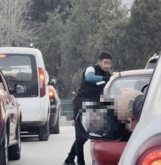 Adana’da cam silip sürücülerden zorla para isteyen şahıslar trafiği tehlikeye