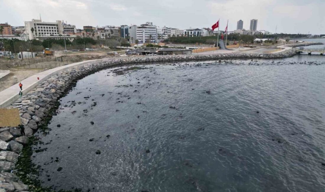 Hatay’ın İskenderun Körfezi’nde yaşanan deniz çekilmesi dron ile havadan görüntülendi.