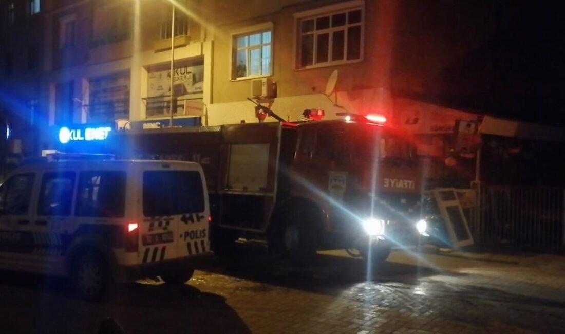 Isparta’nın Yalvaç ilçesinde 4 katlı bir binada çıkan baca yangını,