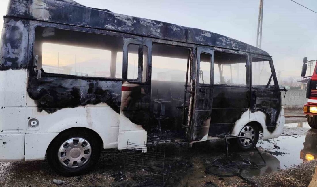 Isparta’da seyir halindeki bir öğrenci servisi aniden alev aldı. Sürücünün
