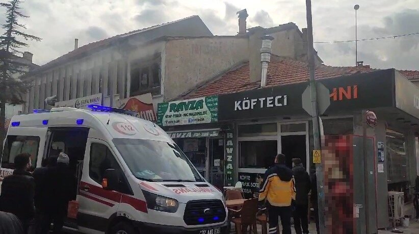 Isparta’nın Yalvaç ilçesinde bir dairede meydana gelen yangın itfaiye ekiplerinin