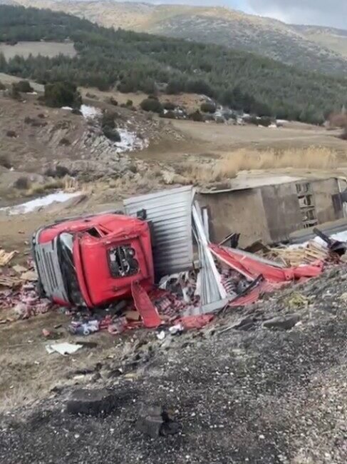 Isparta’nın Şarkikaraağaç ilçesinde sürücüsünün kontrolünden çıkan içecek yüklü tırın şarampole