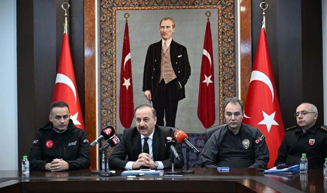 Isparta Valisi Abdullah Erin, internet ve telefon dolandırıcılığı konusunda vatandaşları