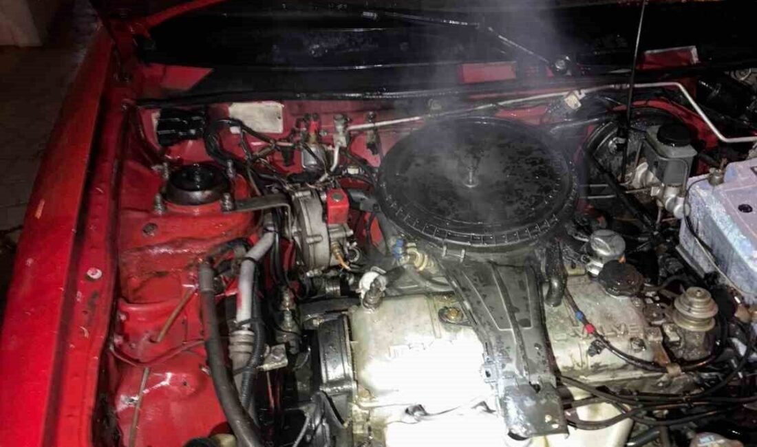 Isparta’da seyir halindeyken aniden alev alan otomobil, itfaiye ekiplerinin müdahalesiyle