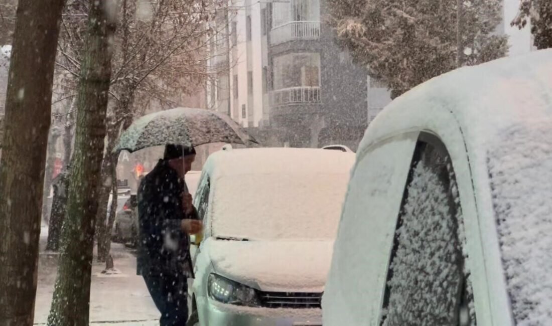 Isparta’da akşam saatlerinde başlayan yoğun kar yağışı, kısa sürede kent