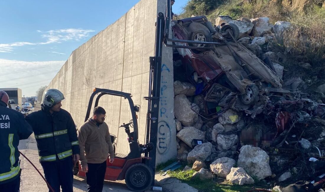 Antalya’nın Aksu ilçesinde sürücüsünün kontrolünden çıkan Tofaş otomobil istinat duvarına