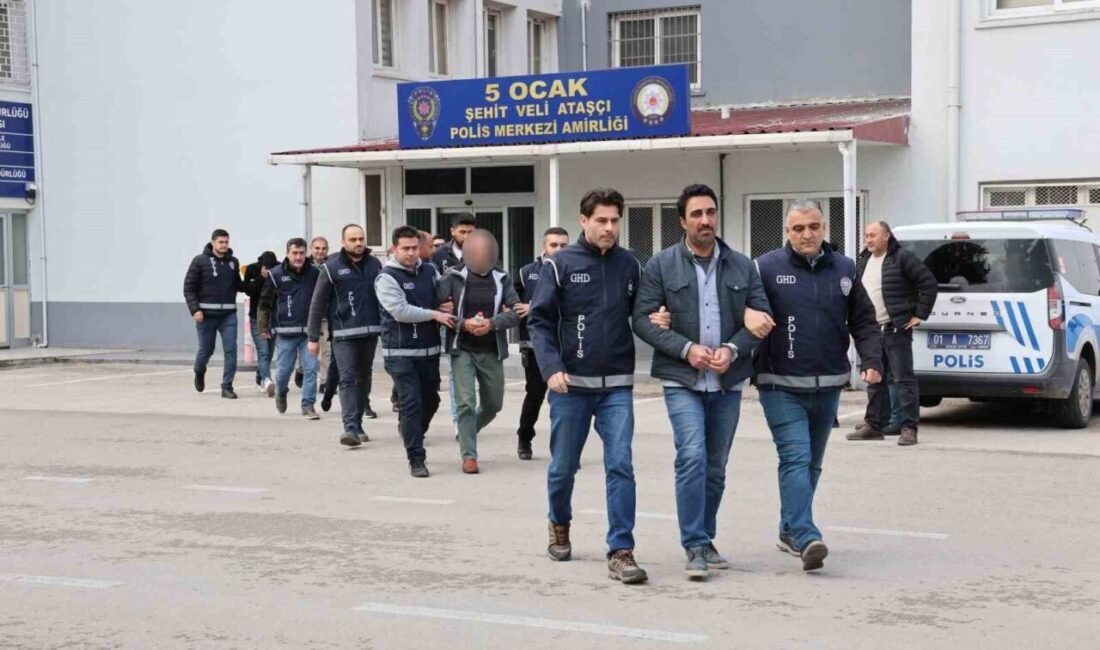 Adana’da, Afganistan’dan ülkeye kaçak yollar ile soktukları göçmenlere 6 bin