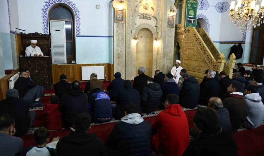 Kahramanmaraş’ın Dulkadiroğlu ilçesinde bulunan Bahçelievler Camii’nde Berat Kandili, dualar ve