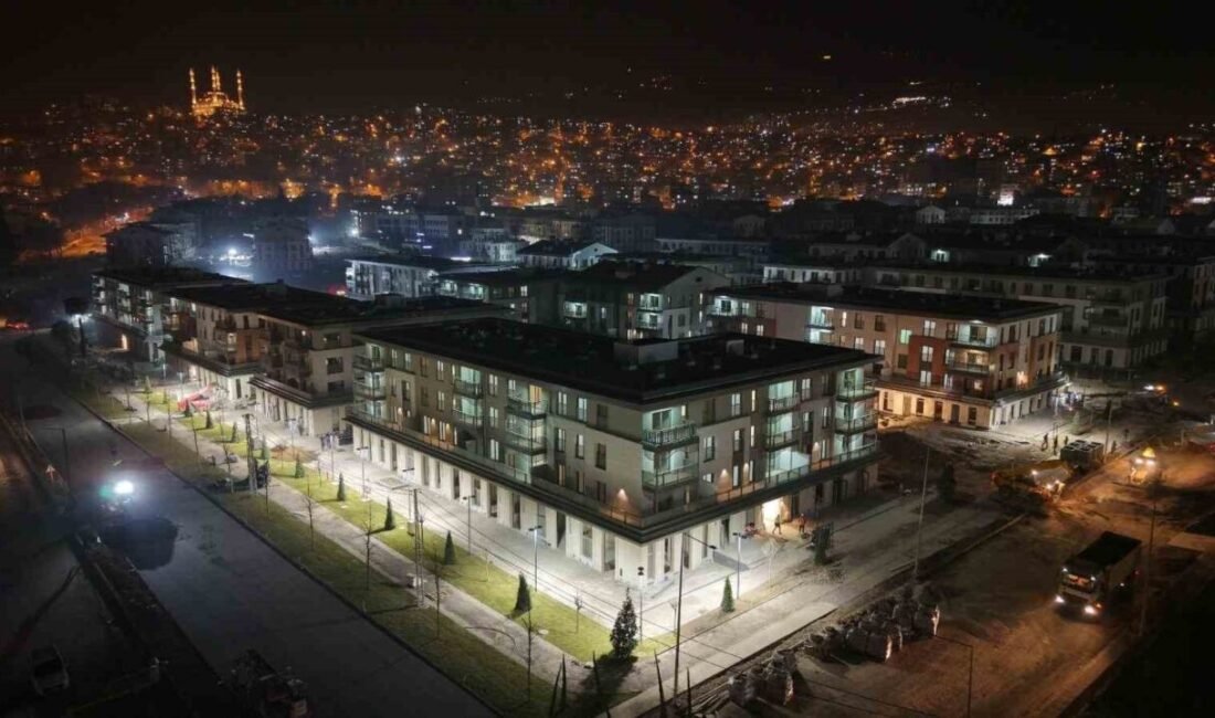 Kahramanmaraş’ta 6 Şubat depremlerinin ardından inşa edilen deprem konutları, akşamları