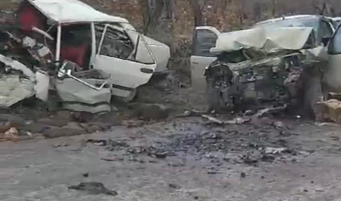 Kahramanmaraş’ta iki otomobilin kafa kafaya çarpıştığı kazada 3 kişi hayatını