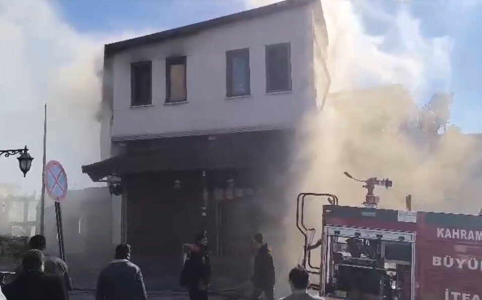Kahramanmaraş’ta bir iş yerinde çıkan yangın, itfaiye ekiplerinin müdahalesiyle söndürüldü.