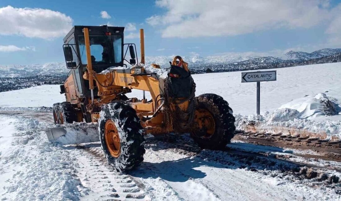 Kahramanmaraş’ta kar nedeniyle kapanan yollar büyükşehir belediyesi ekiplerinin çalışmasıyla yeniden