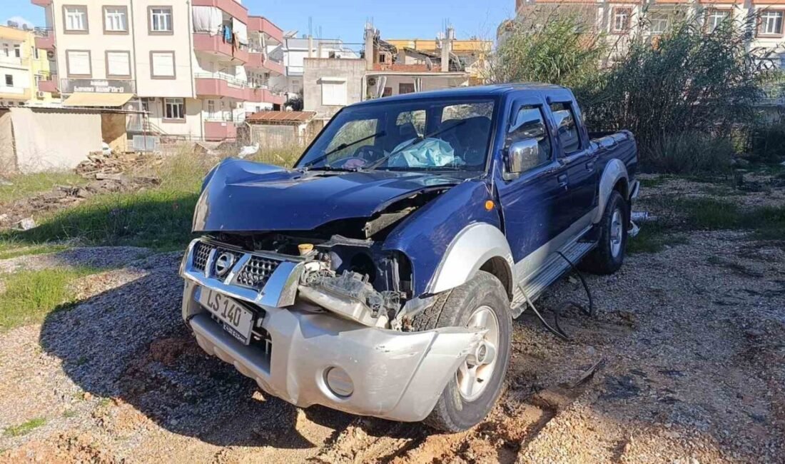 Antalya’nın Manavgat ilçesinde meydana gelen kazada, istinat duvarına çarpan kamyonetin