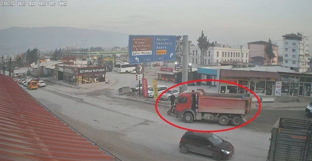 Hatay’da hafriyat kamyonununun altında kalan motosiklet sürücüsünün öldüğü kaza anı