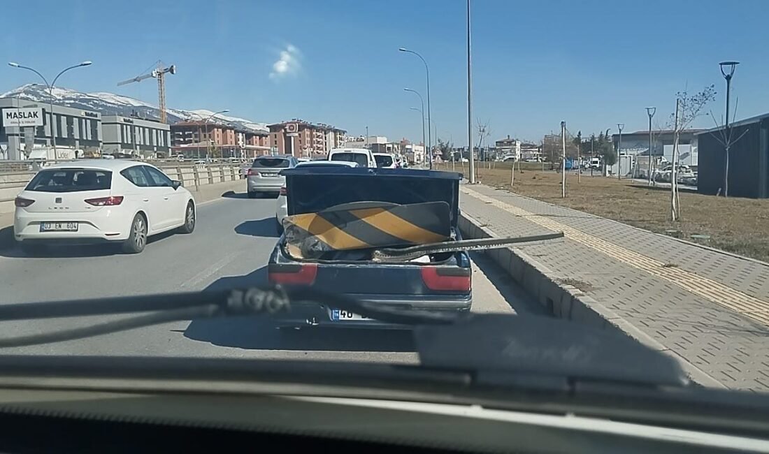 Kahramanmaraş’ta seyir halindeki bir otomobilin bagaj kısmında taşınan karayolu işaret