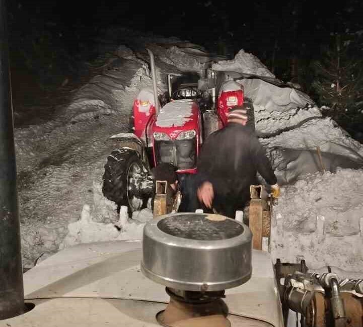 Adana’nın Feke ilçesinde etkili tipi ve yoğun kar nedeniyle gece
