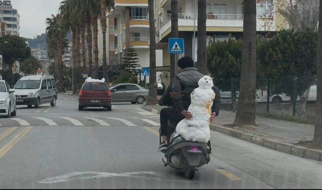 Mersin’in Anamur ilçesi çevresine yağan karı fırsat bilen vatandaşlar o