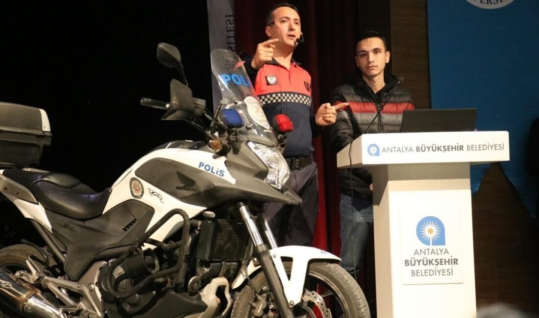 Antalya’nın Gazipaşa ilçesinde düzenlenen konferansta, motosiklet sürücülerine kask ve koruyucu