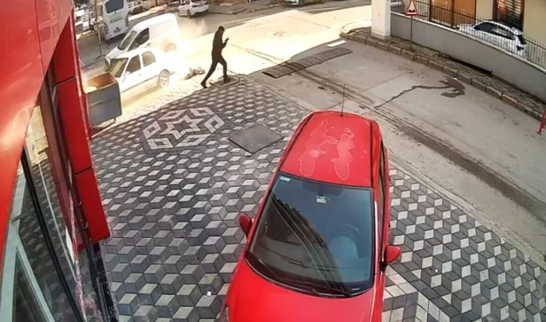 Isparta’da hafif ticari araç ile otomobil çarpıştı. Kaldırımda yürüyen yayanın