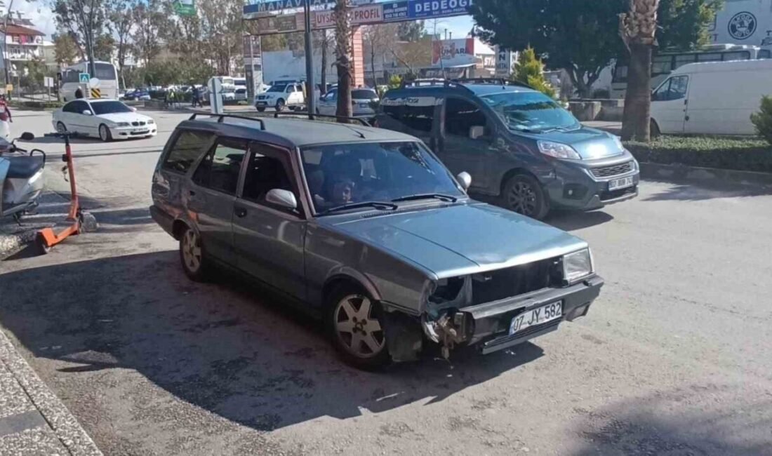 Manavgat’ta kavşak sisteminde motosiklet ile otomobilin çarpışması sonucu meydana gelen