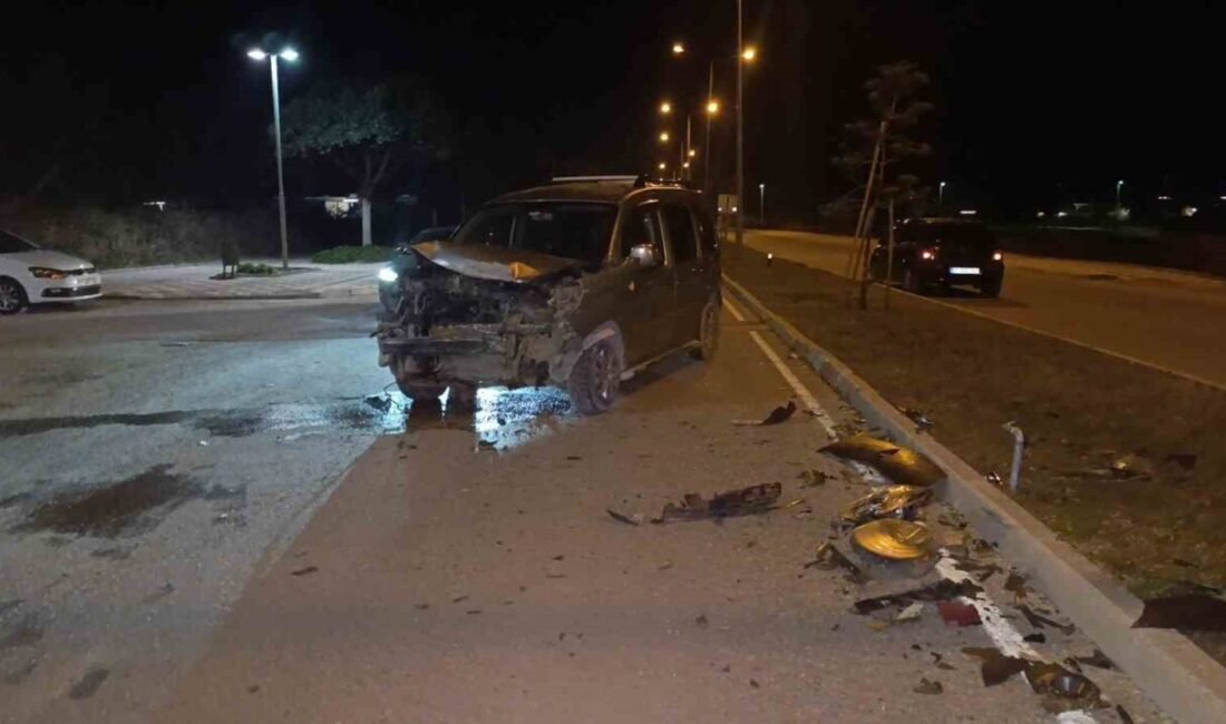Antalya’nın Manavgat ilçesinde hafif ticari aracın çarptığı otomobil karşı şeride
