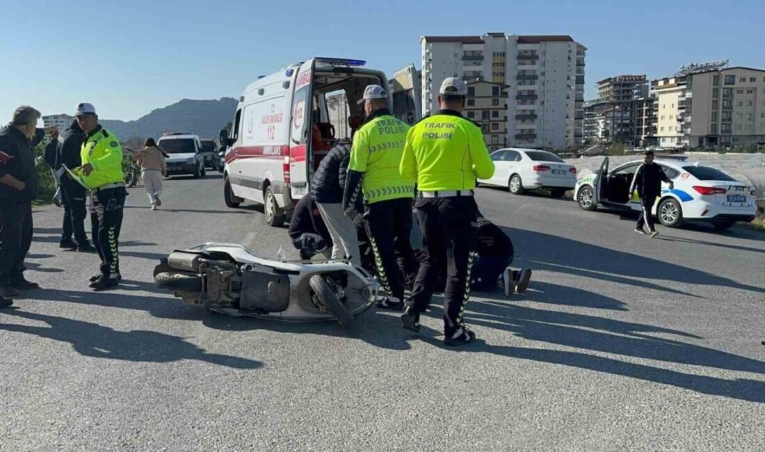 Antalya’da aynı yönde seyir halinde olan otomobil ile iki motosikletin