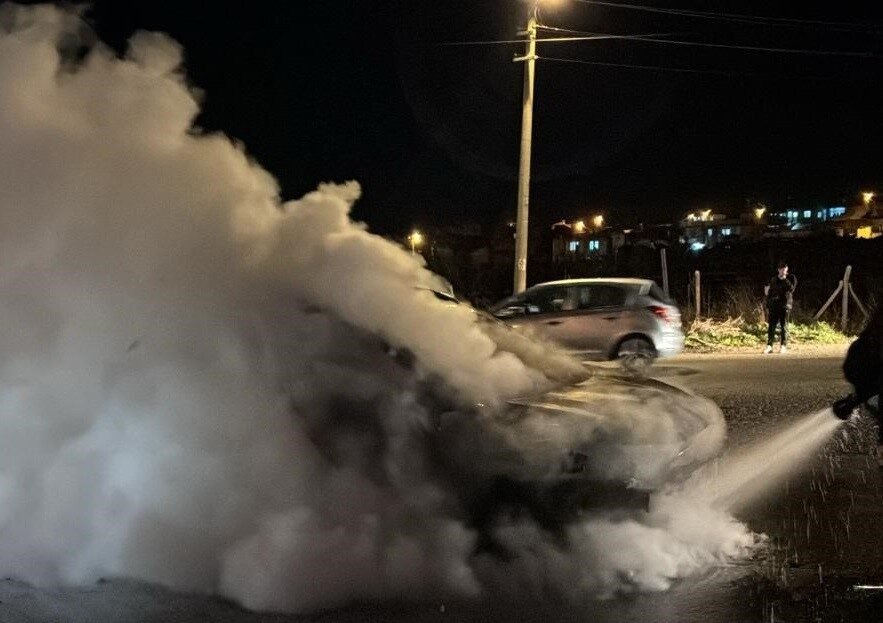 Mersin’in Tarsus ilçesinde kazaya karışan araçta yangın çıktı, ekipler söndürdü.