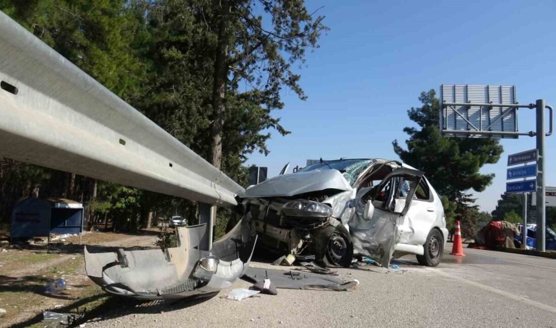 Antalya’da iki otomobilin kavşak sisteminde çarpışması sonucu araçlar hurdaya dönerken