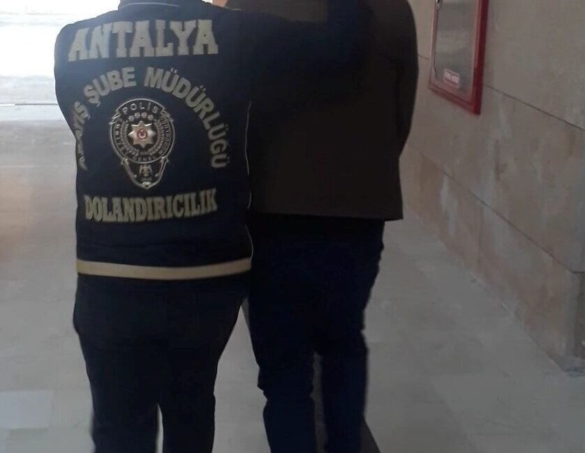 Antalya’da telefonda kendisini MİT görevlisi olarak tanıtıp 2 vatandaşı baskı
