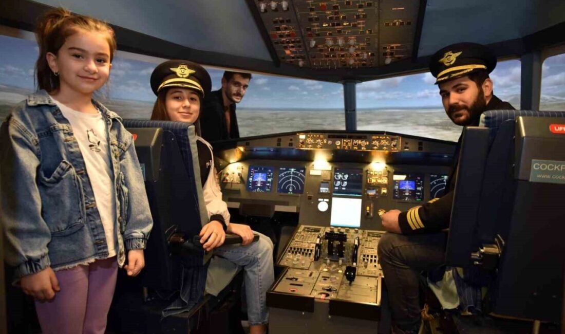 Antalya Bilim Merkezi’nde bulunan Airbus A320 yolcu uçağı simülasyonu, ziyaretçilere