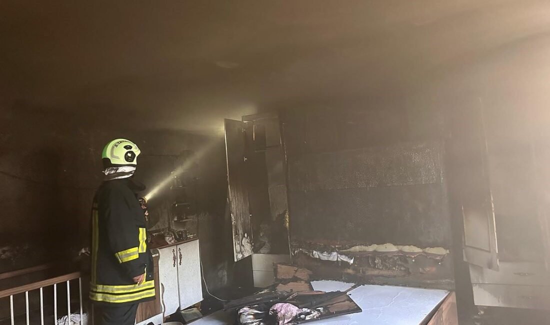 Hatay’da alevlere teslim olan ev yanarak kullanılmaz hale geldi. Yangın,