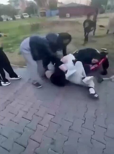 Adana’da iki genç kızın parkta yumruk yumruğa kavga etmesi anbean