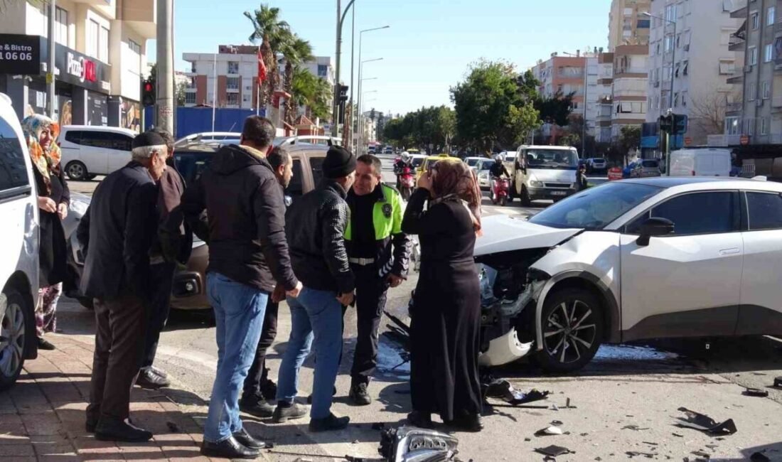 Antalya’da kırmızı ışık ihlali nedeniyle meydana gelen trafik kazasında 3