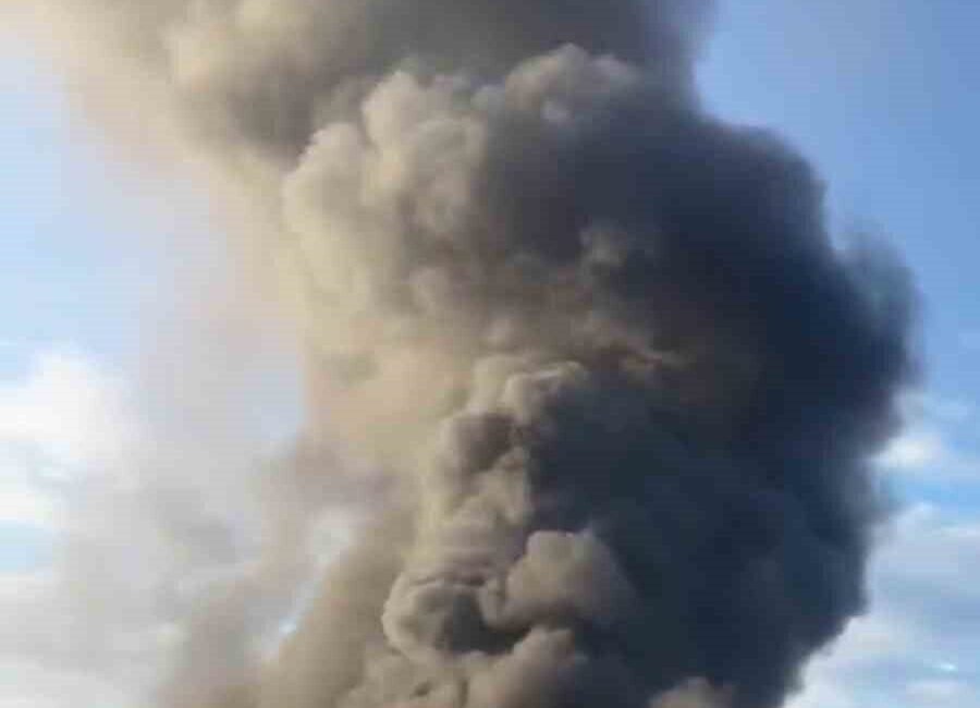 Hatay’da şantiye alanında işçilerin kaldığı konteyner yatakhane alevlere teslim oldu.