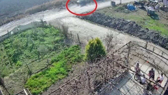 Hatay’da sürücüsünün kontrolünden çıkan otomobilin dereye uçtuğu anlar kameraya yansıdı.