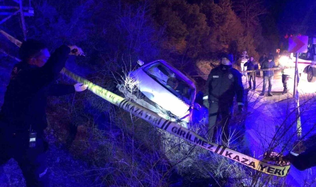 Burdur’un Ağlasun ilçesinde, kontrolden çıkarak şarampole uçan otomobilin sürücüsü olay