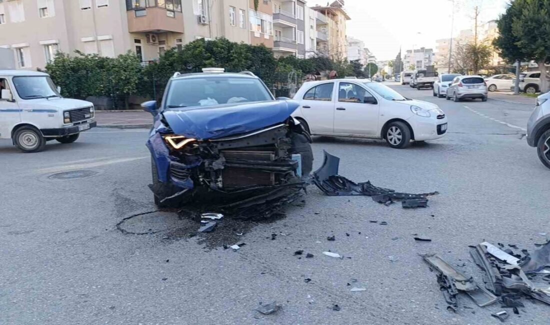 Antalya’nın Manavgat ilçesinde meydana gelen trafik kazasında iki araç çarpışması