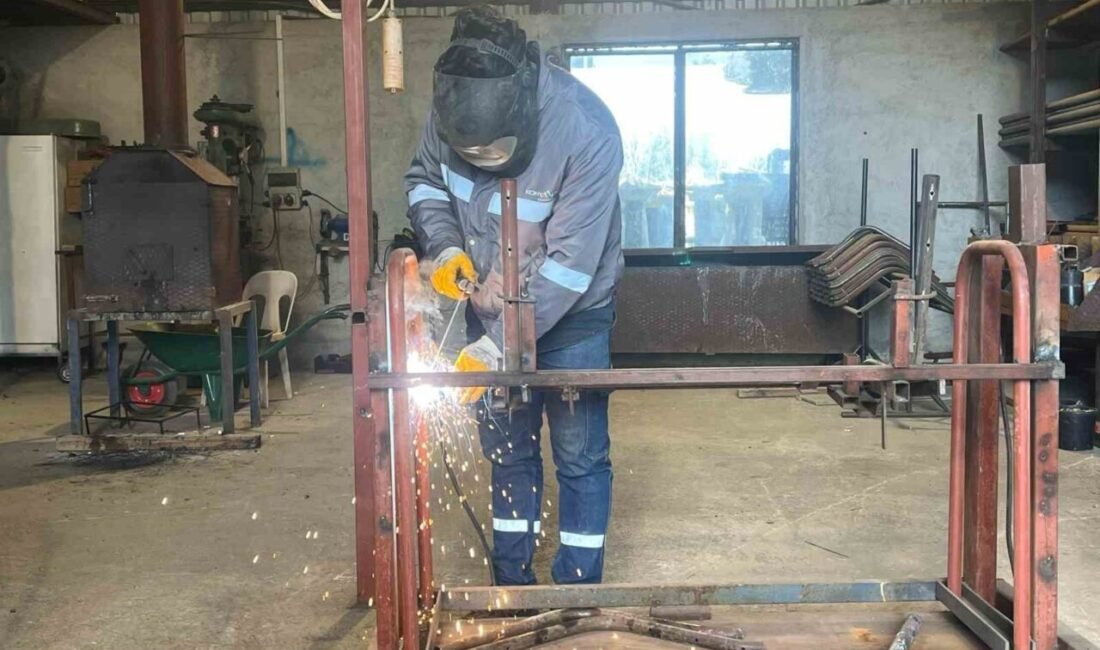 Konyaaltı Belediyesi, üretim tesisinde ürettiği bank, piknik masaları ve çeşitli