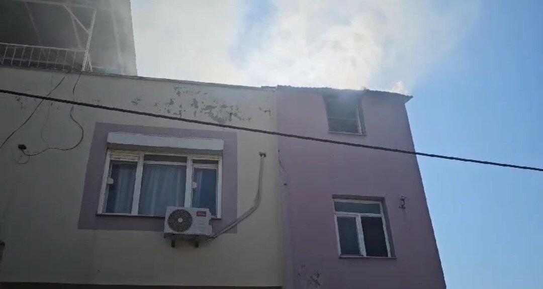 Adana’nın Kozan ilçesinde iki katlı evde yangın çıktı. Evde maddi