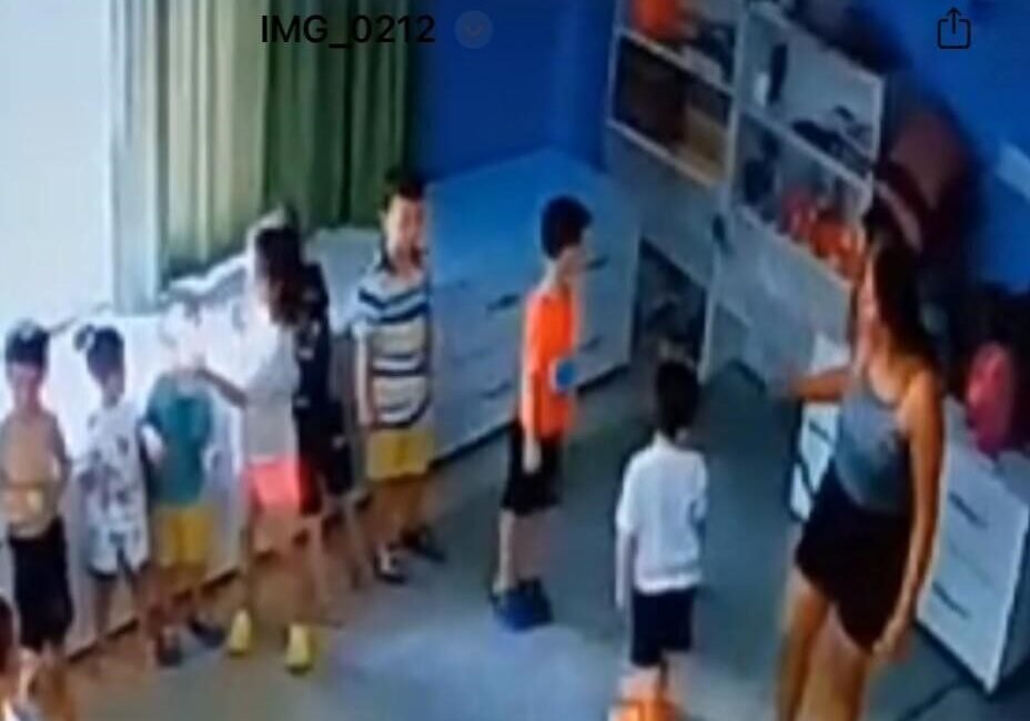 Mersin Erdemli’de bir kreşte çocuklarının, öğretmen olduğunu bildikleri temizlik görevlisi